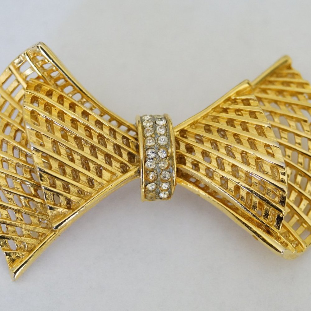Capri vintage goldtone brooch Bow with rhinestones
